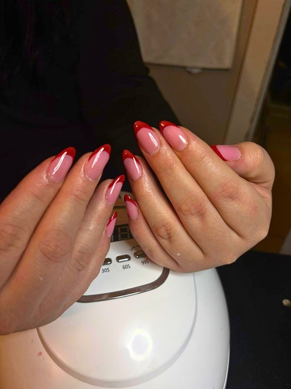 Francesa roja en uñas almendra
