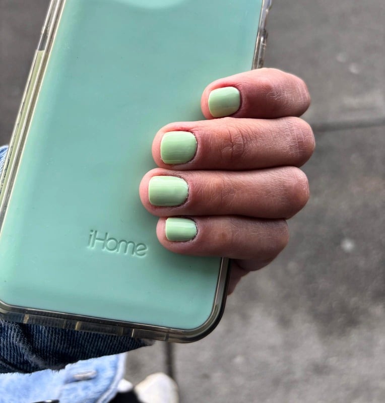 Manicure corto color verde menta