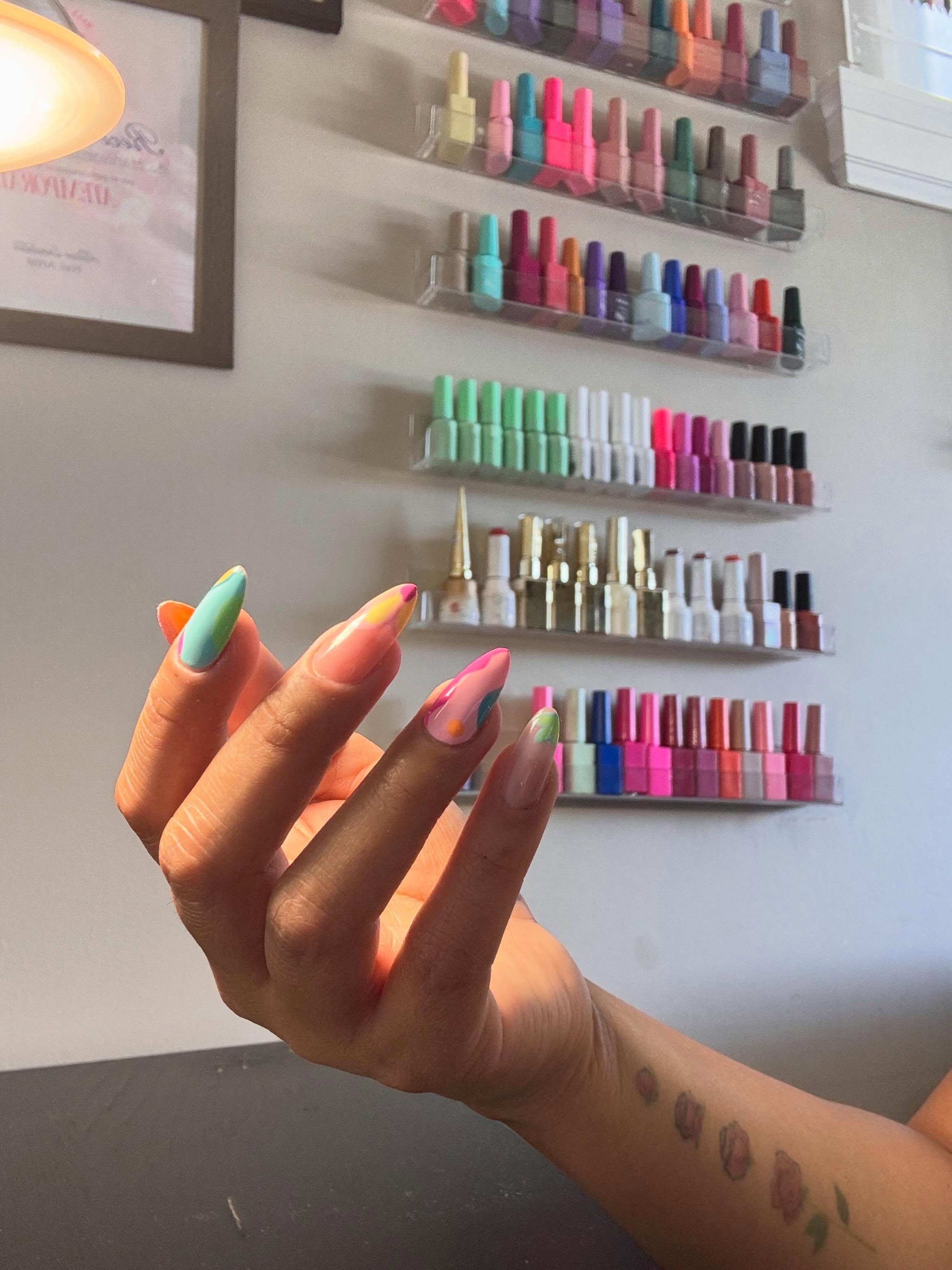 Uñas almendra con diseño pastel abstracto multicolor
